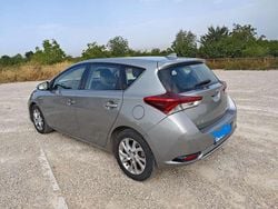 Argento Usata 2015 Toyota Auris Hybrid Active Tre volumi | 8800 € (Ottimo prezzo)