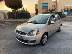 Grigio Usata 2007 Ford Fiesta Tre volumi | 1700 € (Buon prezzo)