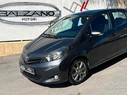 Grigio Usata 2014 Toyota Yaris Lounge Tre volumi | 8499 € (Buon prezzo)