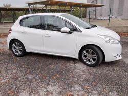 Bianco Usata 2015 Peugeot 208 Due volumi | 7000 € (Buon prezzo)