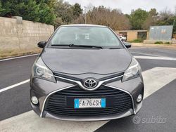 Grigio Usata 2015 Toyota Yaris Lounge Tre volumi | 5990 € (Buon prezzo)