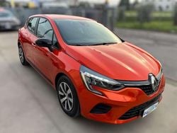 Arancione Usata 2022 Renault Clio V Intens Tre volumi | 14.200 € (Buon prezzo)