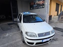 Nero Usata 2010 Fiat Punto Tre volumi | 1999 € (Buon prezzo)