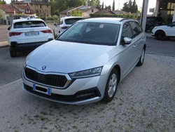 Argento Usata 2020 Skoda Octavia Executive Station wagon | 17.990 € (Buon prezzo)