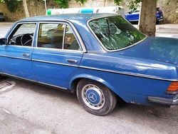Blu/azzurro Usata 1982 Mercedes 240 Tre volumi | 4000 €