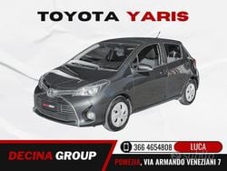 Grigio Usata 2015 Toyota Yaris Active Tre volumi | 6900 € (Buon prezzo)