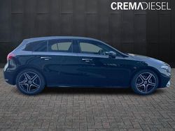 Vernice nero cosmo ; Nuova 2025 Mercedes A180 Advanced Plus Tre volumi | 35.900 € (Ottimo prezzo)