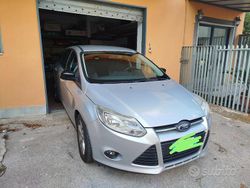 Grigio Usata 2012 Ford Focus Tre volumi | 3950 € (Ottimo prezzo)