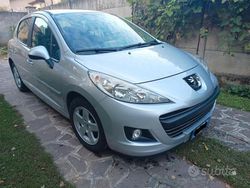 Argento Usata 2010 Peugeot 207 Tre volumi | 4000 € (Buon prezzo)