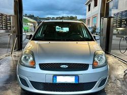 Grigio Usata 2007 Ford Fiesta Tre volumi | 2000 €
