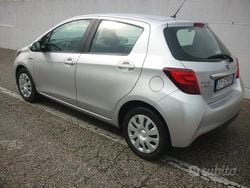 Grigio Usata 2014 Toyota Yaris Hybrid Active Tre volumi | 8499 € (Buon prezzo)