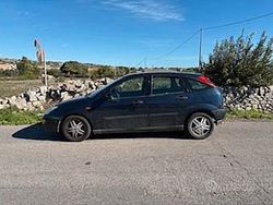 Blu Usata 2001 Ford Focus Tre volumi | 1200 € (Cara)