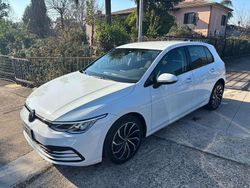 Bianco Usata 2022 VW Golf VIII Life Tre volumi | 18.900 € (Buon prezzo)