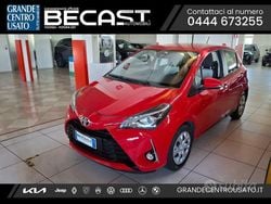 Rosso pastello Usata 2017 Toyota Yaris Active Tre volumi | 9900 € (Buon prezzo)