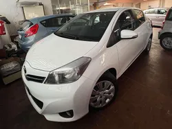 Bianco Usata 2013 Toyota Yaris Style Tre volumi | 8250 € (Buon prezzo)