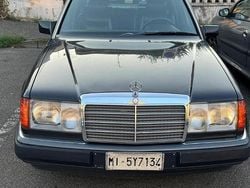 Nero Usata 1993 Mercedes E200 Tre volumi | 4900 €