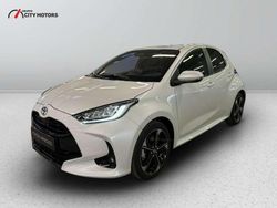 Pearl white Nuova 2025 Toyota Yaris Hybrid Lounge Tre volumi | 25.700 € (Buon prezzo)