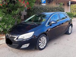 Nero Usata 2012 Opel Astra Tre volumi | 3500 € (Buon prezzo)