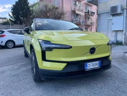 Tetto nero Usata 2024 Volvo EX30 Plus SUV | 34.500 € (Molto cara)