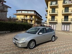 Grigio Usata 2002 Ford Focus Ghia Tre volumi | 2000 € (Buon prezzo)