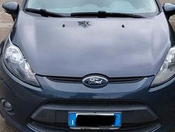 Grigio Usata 2011 Ford Fiesta Tre volumi | 3800 € (Ottimo prezzo)