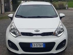 Bianco Usata 2014 Kia Rio Tre volumi | 7000 € (Buon prezzo)