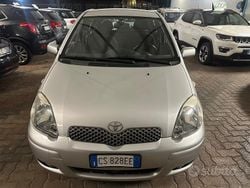 Grigio Usata 2005 Toyota Yaris Tre volumi | 2950 € (Buon prezzo)