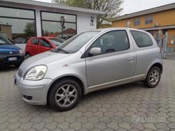 Argento Usata 2005 Toyota Yaris Sol Tre volumi | 1500 € (Buon prezzo)