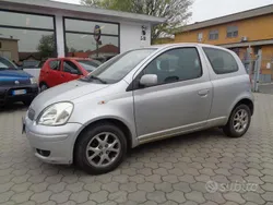 Argento Usata 2005 Toyota Yaris Sol Tre volumi | 1700 € (Buon prezzo)