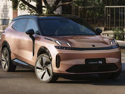 Grigio Nuova 2025 Lynk & Co 08 SUV | 48.380 €