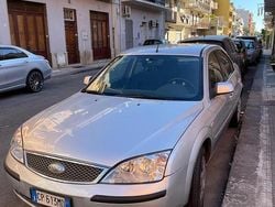Grigio Usata 2004 Ford Mondeo Tre volumi | 3000 € (Molto cara)