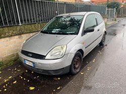 Grigio Usata 2004 Ford Fiesta Due volumi | 1750 €