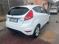 Usata 2011 Ford Fiesta Due volumi | 2590 € (Buon prezzo)