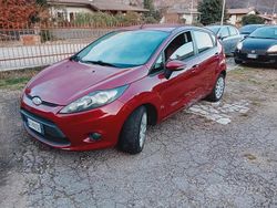 Rosso Usata 2009 Ford Fiesta Titanium Tre volumi | 2799 € (Buon prezzo)