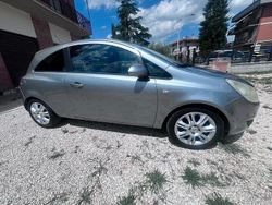 Grigio Usata 2010 Opel Corsa Tre volumi | 2800 € (Buon prezzo)