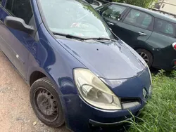 Blu/azzurro Usata 2006 Renault Clio III Tre volumi | 800 €