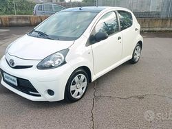 Bianco Usata 2014 Toyota Aygo Connect Style Due volumi | 6500 € (Cara)