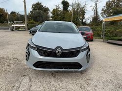 Grigio Usata 2024 Renault Clio V Evolution Tre volumi | 16.900 € (Buon prezzo)