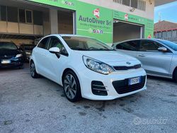 Bianco Usata 2015 Kia Rio Tre volumi | 5900 € (Buon prezzo)
