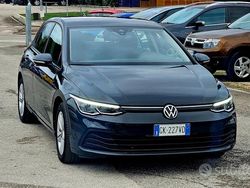 Grigio Usata 2022 VW Golf VIII Life Tre volumi | 18.950 € (Ottimo prezzo)