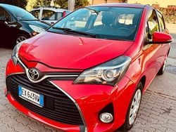 Rosso Usata 2015 Toyota Yaris Lounge Tre volumi | 6500 € (Buon prezzo)
