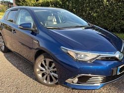 Blu/azzurro Usata 2018 Toyota Auris Hybrid Lounge Tre volumi | 12.000 € (Buon prezzo)