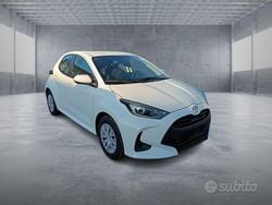 Bianco Nuova 2025 Toyota Yaris Hybrid Active Tre volumi | 20.600 € (Buon prezzo)