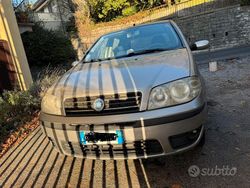 Grigio Usata 2004 Fiat Punto Tre volumi | 950 € (Ottimo prezzo)
