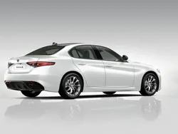 Bianco Nuova 2024 Alfa Romeo Giulia Tre volumi | 45.500 €