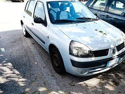 Grigio Usata 2002 Renault Clio II Tre volumi | 1000 € (Buon prezzo)