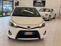 Bianco Usata 2013 Toyota Yaris Hybrid Lounge Tre volumi | 8400 € (Buon prezzo)