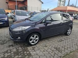 Grigio Usata 2012 Ford Fiesta Tre volumi | 3300 € (Ottimo prezzo)