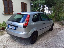 Argento Usata 2004 Ford Fiesta Ghia Due volumi | 1000 € (Ottimo prezzo)
