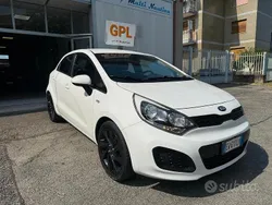 Bianco Usata 2014 Kia Rio Active Tre volumi | 6490 € (Cara)